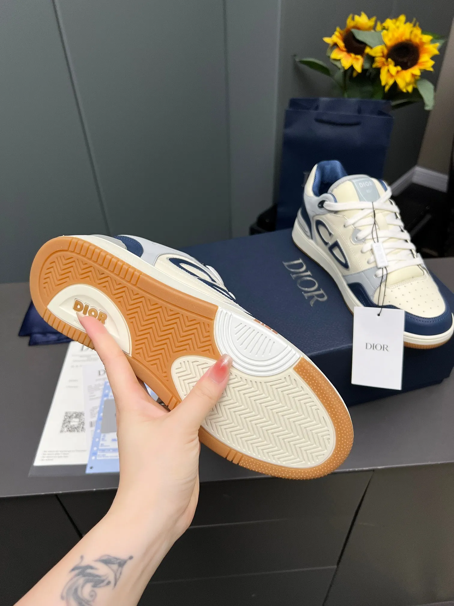 Men's Men's Shoes 💰600 Dior DiorB57 top version of low-top sneakers! ! ! Navy blue with beige smooth first-layer cowhide, fully oiled edges, T men's shoes 💰U outsole.  The 2024 autumn men's wear series has made a wonderful debut, a new classic item launched by Dior. Crafted from smooth first-grain cow leather in navy blue and beige, it's accented by a large leather heat-stamped CD logo on the sides. The distinctive laces of the same color match the color of the shoe body, and the opening and closing are decorated with various classic details on the tongue, sole and back side to enhance the style. The eyelet details, upper stitching and heel strip panels of the same color highlight the dynamic charm of its sports style. Exclusive two-color molded T men's shoes 💰U outsole is light, comfortable, non-slip and wear-resistant, the mesh lining and feet are customized with original colors, soft and breathable. Exquisite production technology highlights the grade, and can be matched with all kinds of clothing to create a refined look.